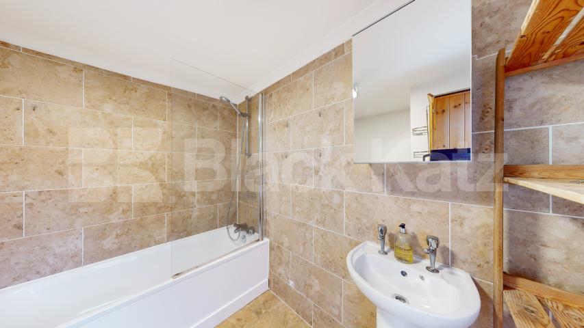			4 Bedroom, 1 bath, 1 reception Flat			 Shepherds Bush Road, Hammersmith
